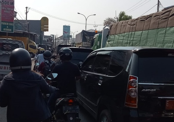 Ada Truk Nyangkut di Median Pasar Kue Plered, Pengendara ke Arah Kota Cirebon Diimbau Lewat Jalur Lain