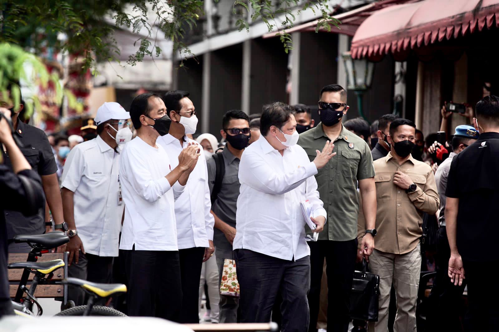 Dampingi Jokowi, Airlangga Salurkan Bantuan Tunai PKL dan Warung