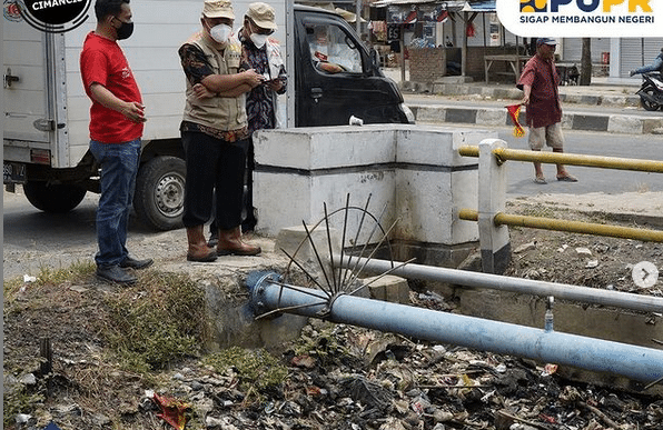 Saat Kepala BBWS Cimancis Lihat Saluran Air di Karangampel Penuh Sampah