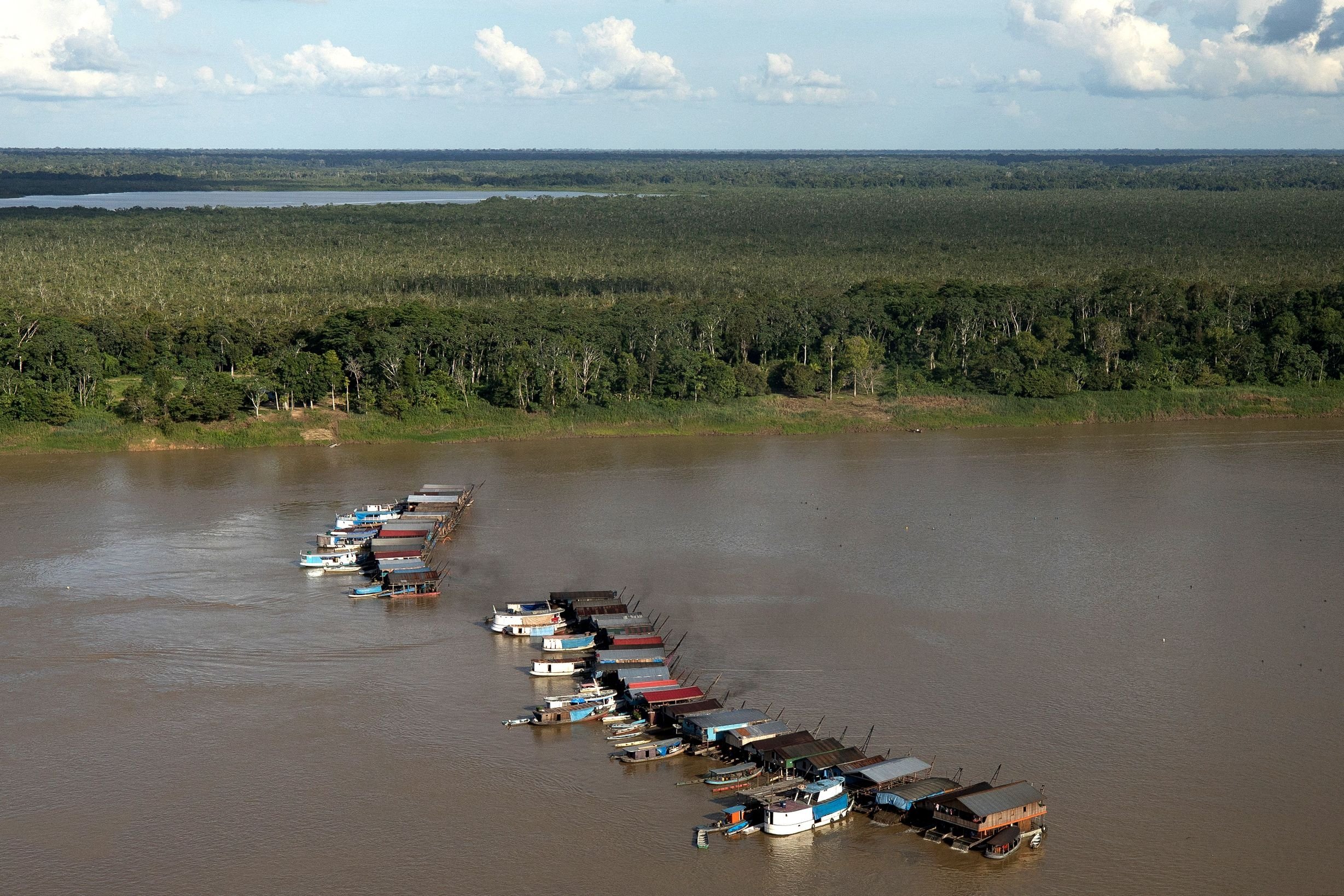 Ramai Penambang Emas Ilegal di Anak Sungai Amazon