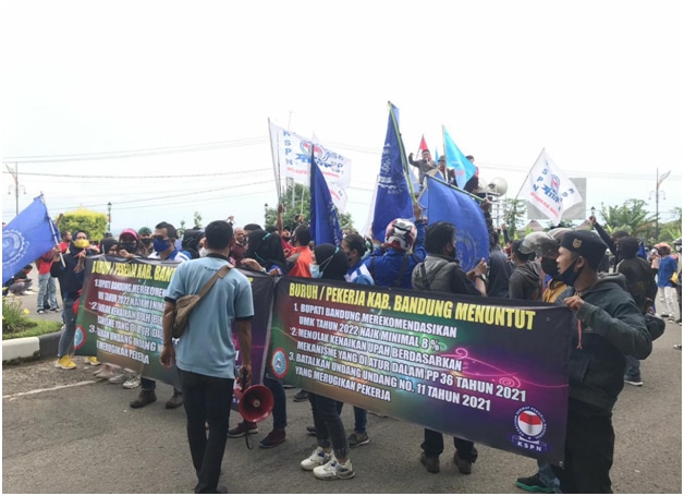 Buruh Bandung Tuntut UMK Naik 10 Persen