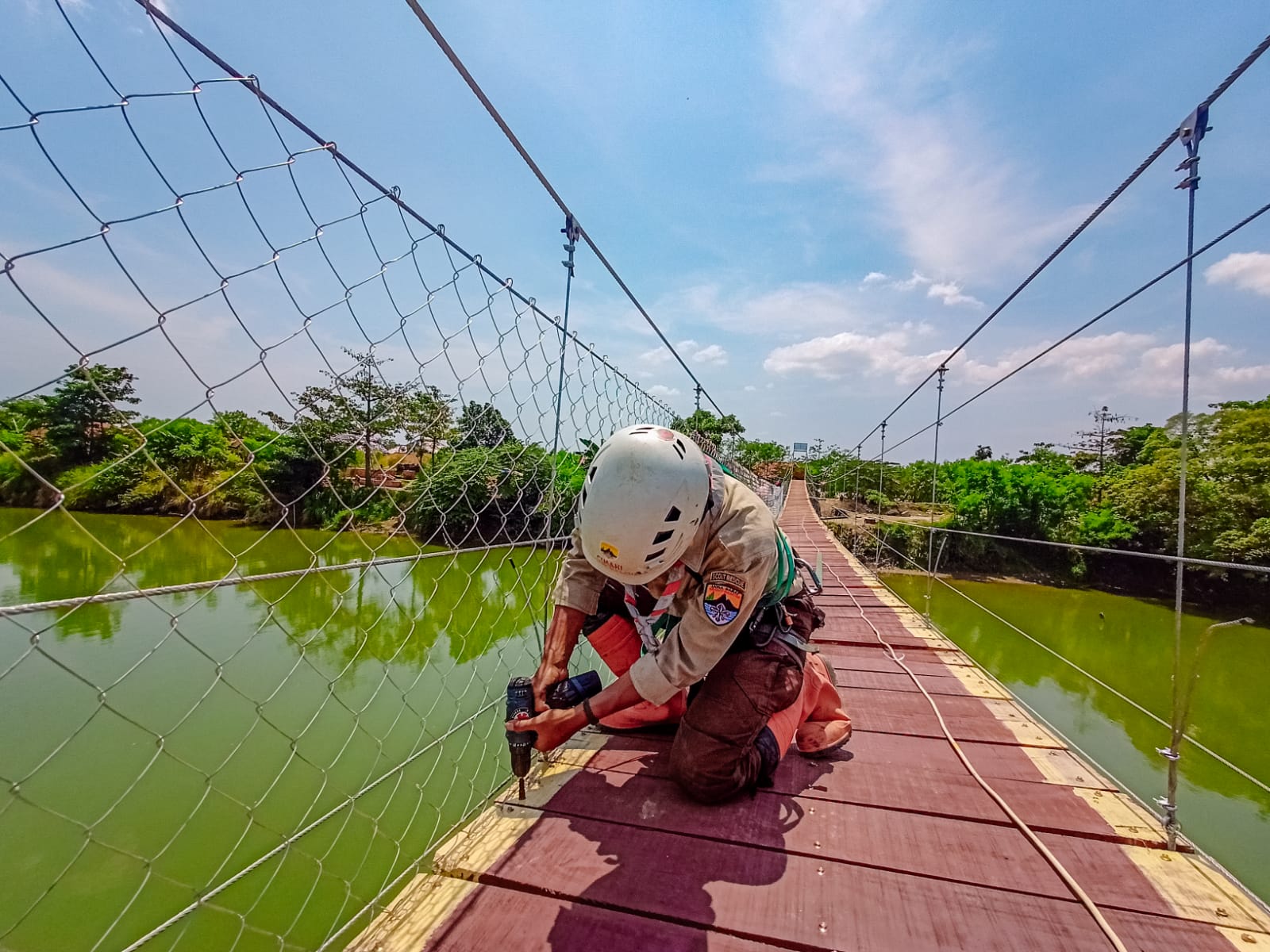 Atalia Resmikan Jembatan Gantung Pramuka