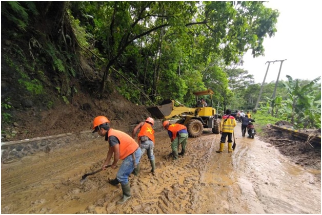 Longsor Tutup Jalan Nasional Bagbagan-Jampangkulon