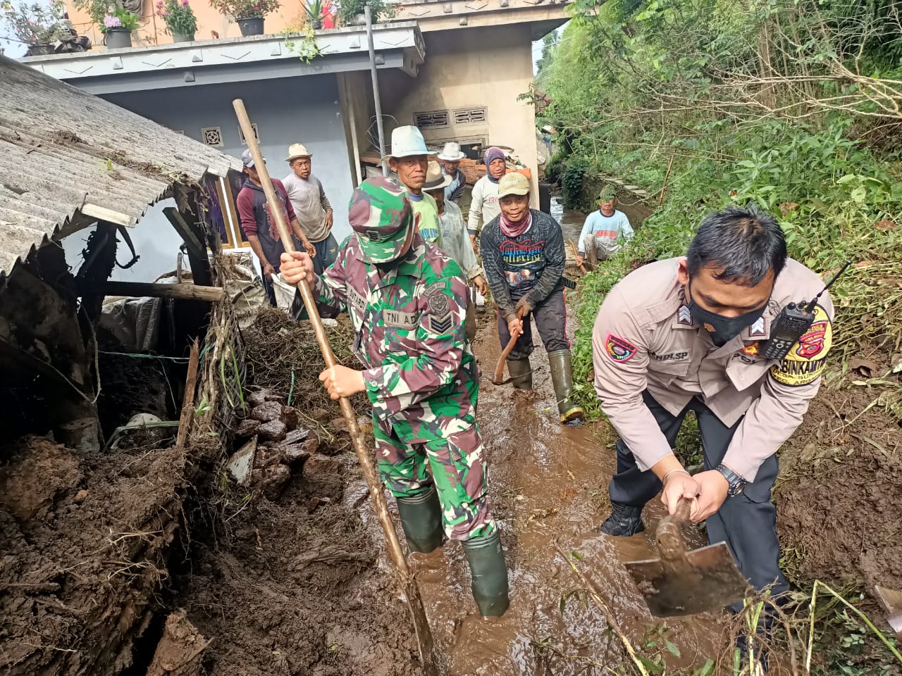 Longsor di Desa Tejamulya Majalengka, Petugas dan Warga Bersihkan Material Tanah dan Lumpur