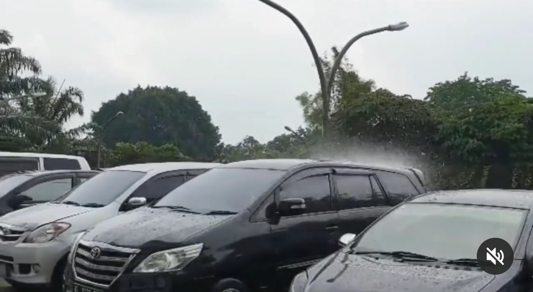 Viral, Hujan Deras Hanya Membasahi Satu Mobil, Aneh Tapi Nyata!