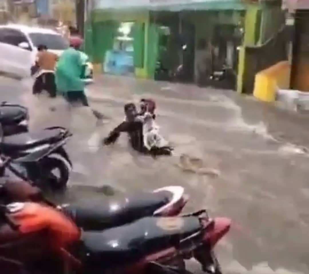 Ngeri, Anak Kecil Nyaris Terseret Arus di Jalan saat Banjir di Kota Cimahi