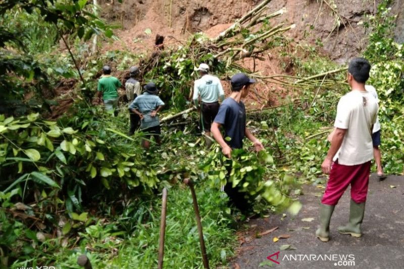 Penanganan Longsor di Cianjur Seadanya