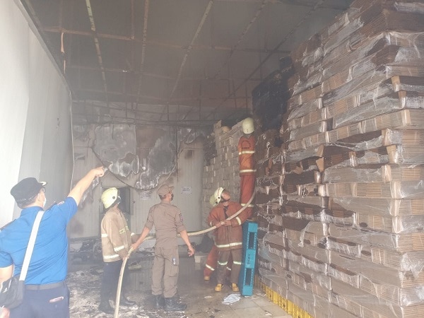 Baru Pertama Terjadi di Cirebon, Kebakaran Tertutup di Gudang Ikan, 60 Personel Damkar Dikerahkan