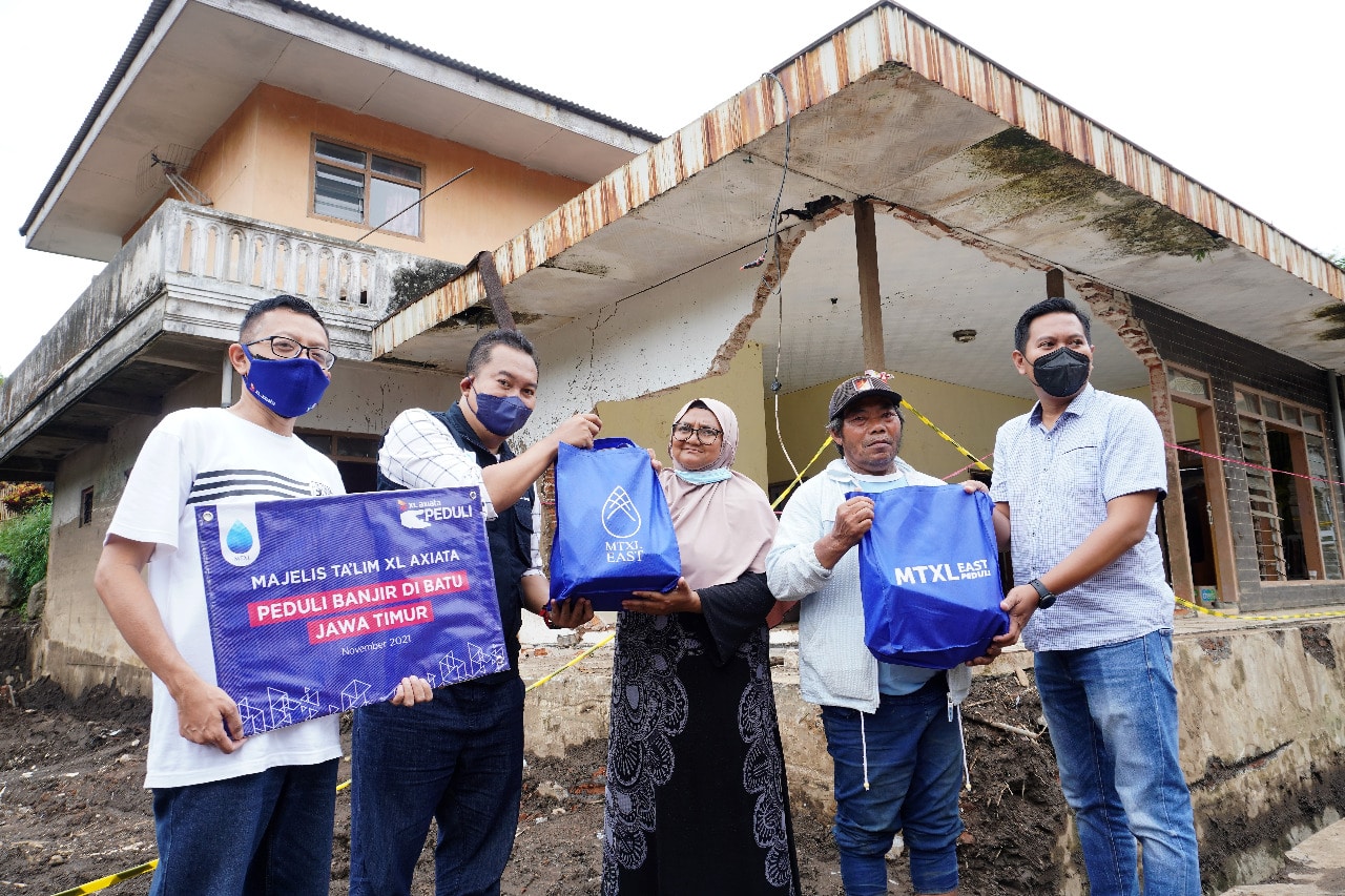 Karyawan XL Axiata Bantu Korban Banjir di Berbagai Daerah