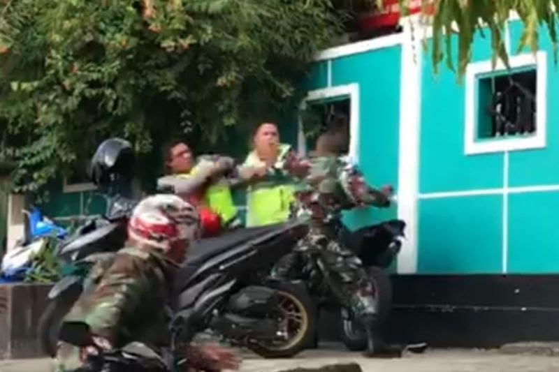 Polisi dan Tentara Baku Hantam, Oknum TNI Tak Terima Saudaranya Ditilang Polantas