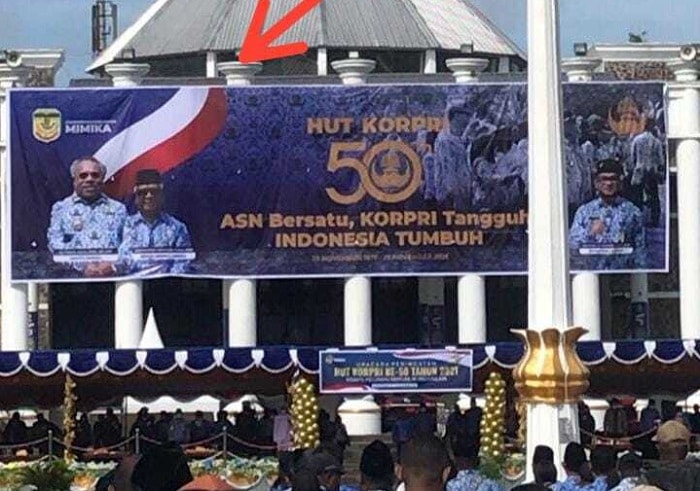 Viral Bendera Merah Putih Terbalik di Baliho HUT Korpri Mimika