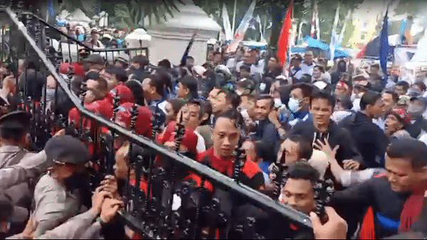Kenaikan UMK Hanya Rp 10 Ribu, Demo Buruh di Kabupaten Cirebon Sempat Ricuh, Minta Bupati Revisi Usulan