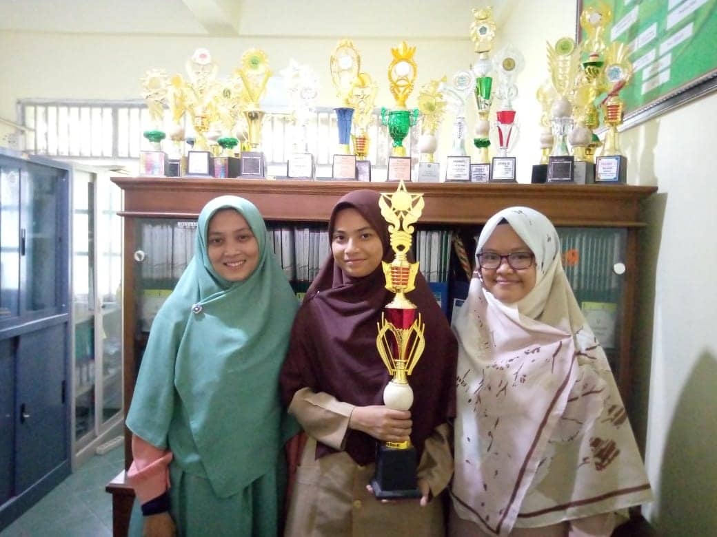 MA Al-Hikmah 1 Juara Lomba Poster Matematika