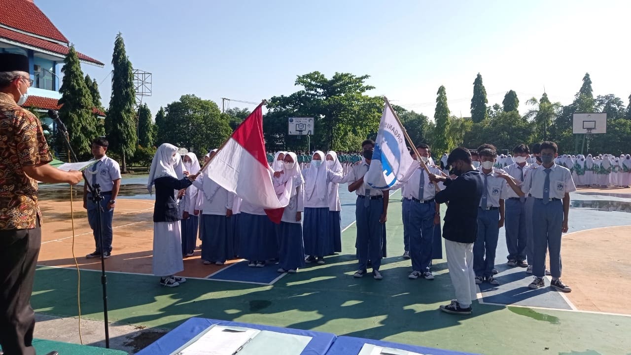 Pengurus OSIS SMA Islam Al-Azhar 5 Cirebon Dilantik