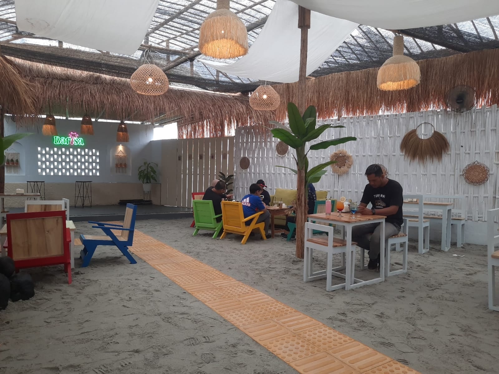 Barisa Cafe Usung Konsep Pantai Semi Indoor