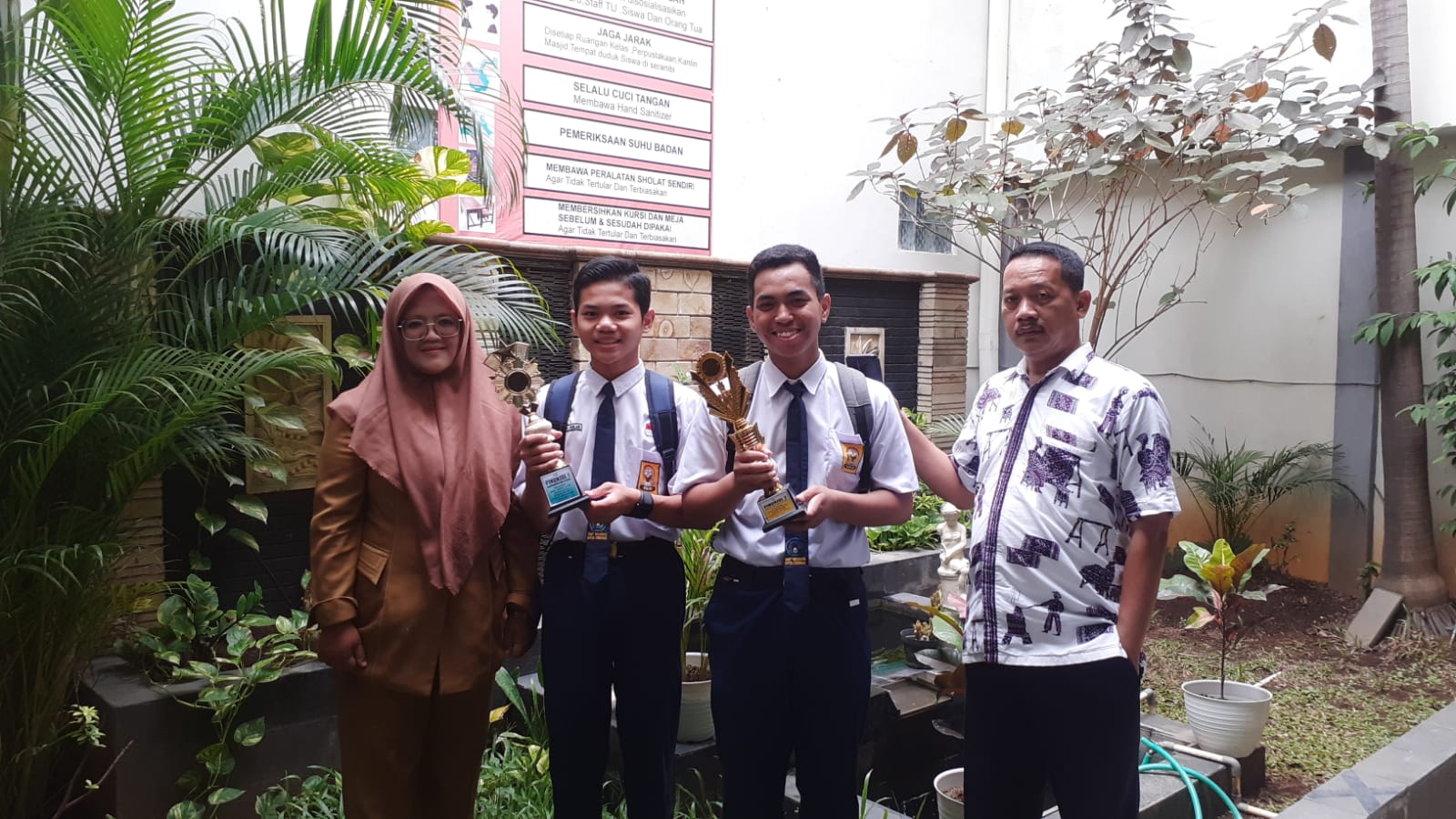 Dua Siswa SMP Wahidin Juara Lomba Basa Sunda