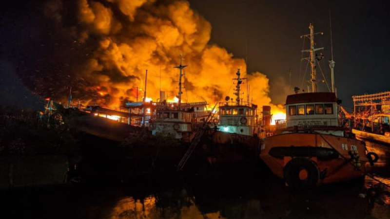 Kebakaran 15 Kapal di Tegal, Api Belum Bisa Dijinakkan