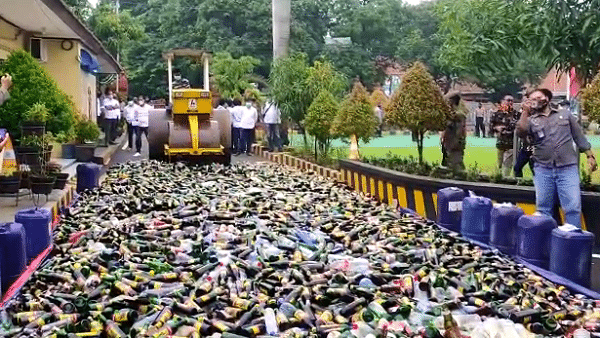 Jelang Pilwu, Polresta Cirebon Musnahkan 10.571 Botol Miras, Pengamanan Terjunkan 1.786 Personel