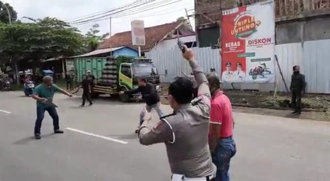 Dua Pria Duel Pakai Gergaji dan Golok, Polisi Tembakan Pistol ke Udara