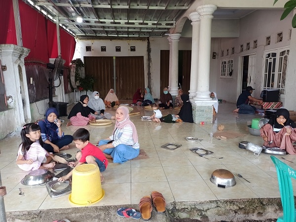 Tradisi Bikin Suara Berisik di Rumah Calon Kuwu di Desa Gintungranjeng, Tabuh perabotan Rumah Tangga, Bakar Ke