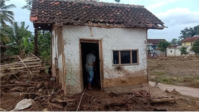 Aneh! Musala Tetap Utuh Diterjang Banjir Bandang Sukawening