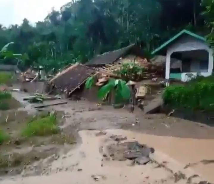 Longsor Talegong Garut, Rumah Warga Tertimbun, 2 Jembatan Putus, Jalur ke Tasikmalaya Tak Bisa Dilewati