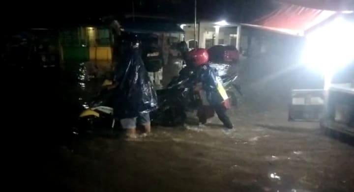Desa Gamel Banjir karena Sungai Tersumbat Sampah