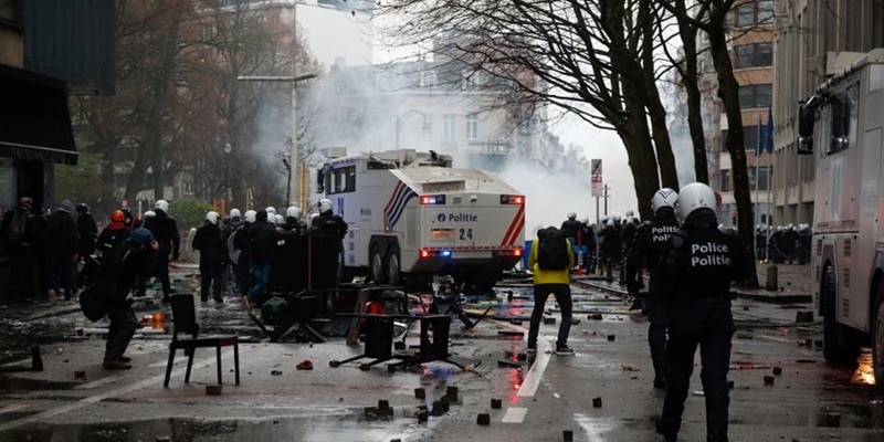 Ricuh, Demo Anti Pembatasan Covid, Polisi Dilempari Batu dan Kembang Api di Belgia