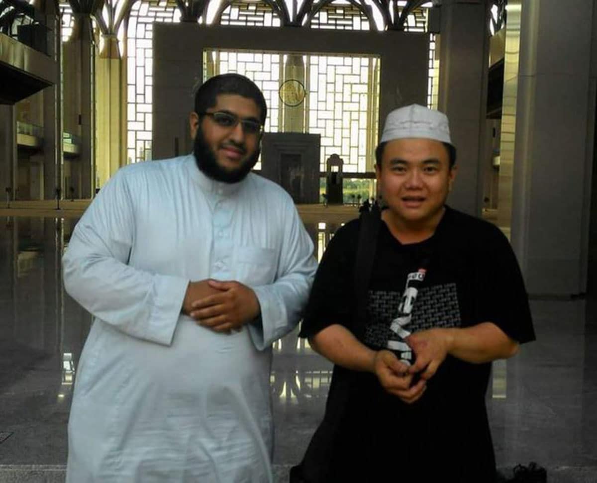 Dipotong Jari oleh Ayahnya, Pemuda Keturunan Tionghoa Ini Tetap Masuk Islam