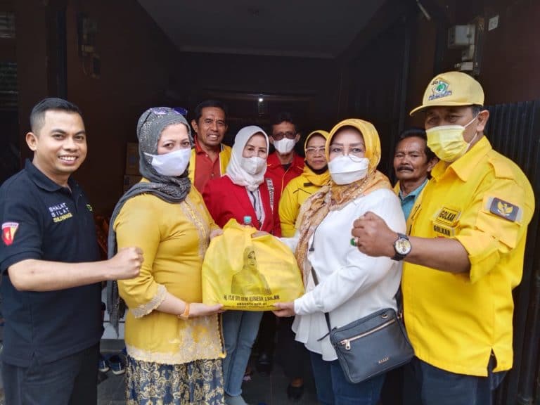 Itje Siti Dewi Salurkan 150 Paket Sembako Kepada Korban Banjir Cipacing