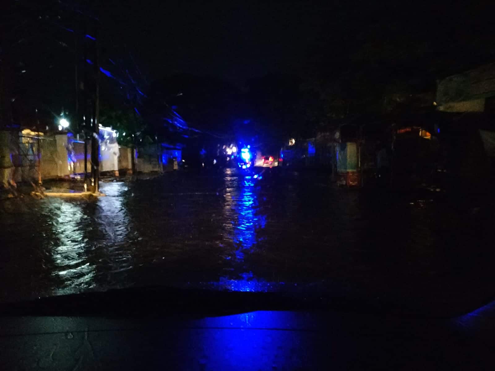 Jalan Cipto, Sudarsono Tergenang Banjir, Banyak Pohon Tumbang di Kota Cirebon