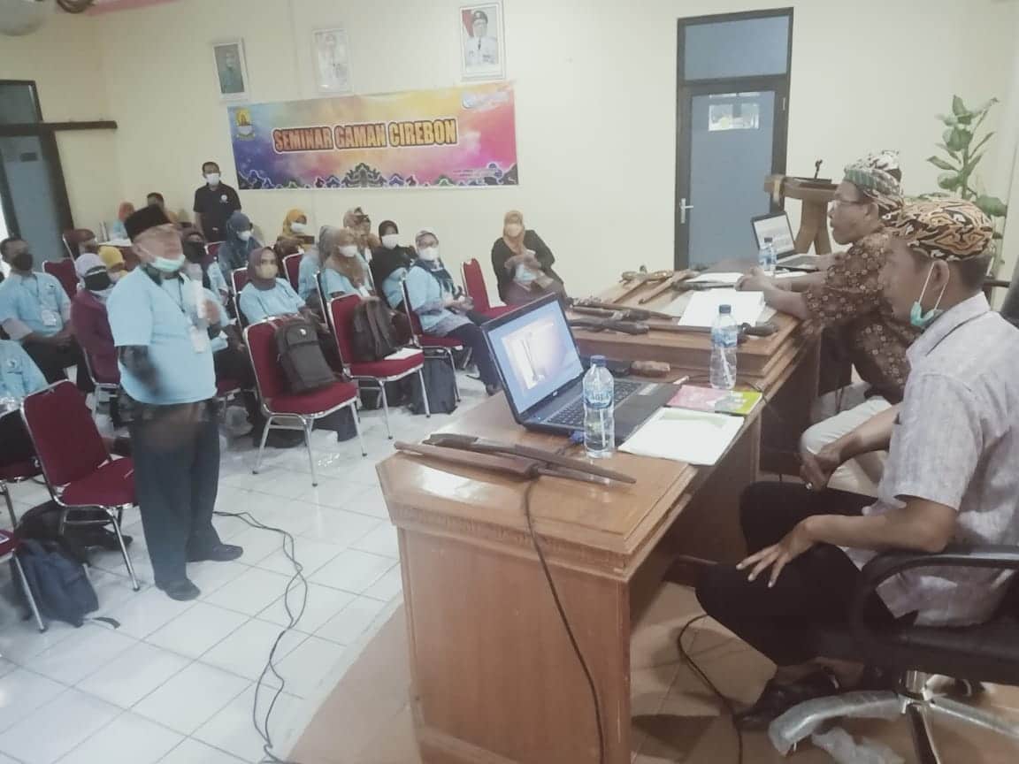 Guru Seni dan Budaya Diedukasi Senjata Pusaka Cirebon