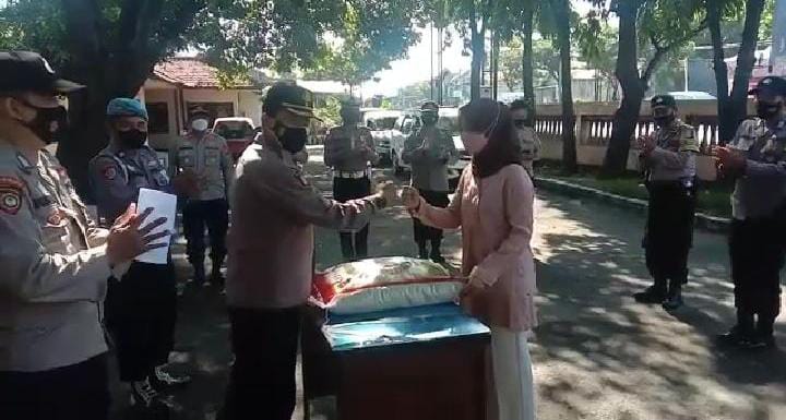 Gencar Vaksinasi, Polsek Losari Beri Bonus Beras ke Masyarakat