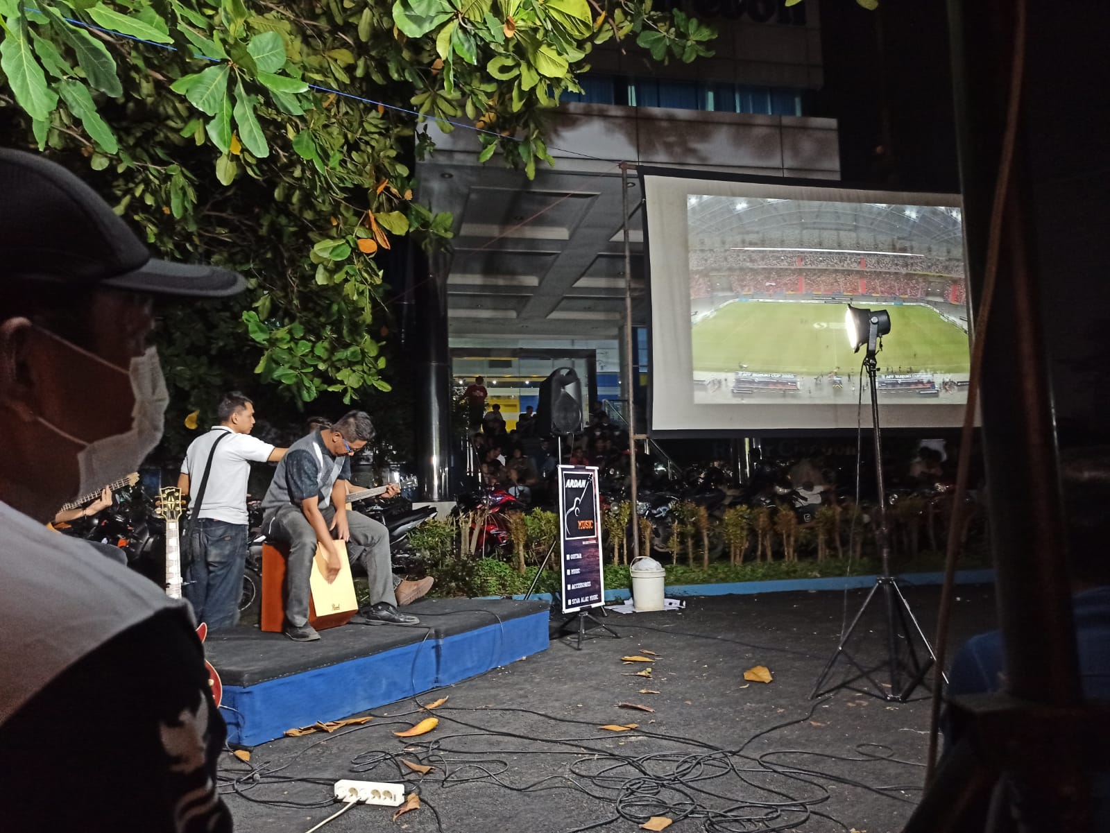 Keseruan Nobar Piala AFF Indonesia vs Thailand di Graha Pena Radar Cirebon