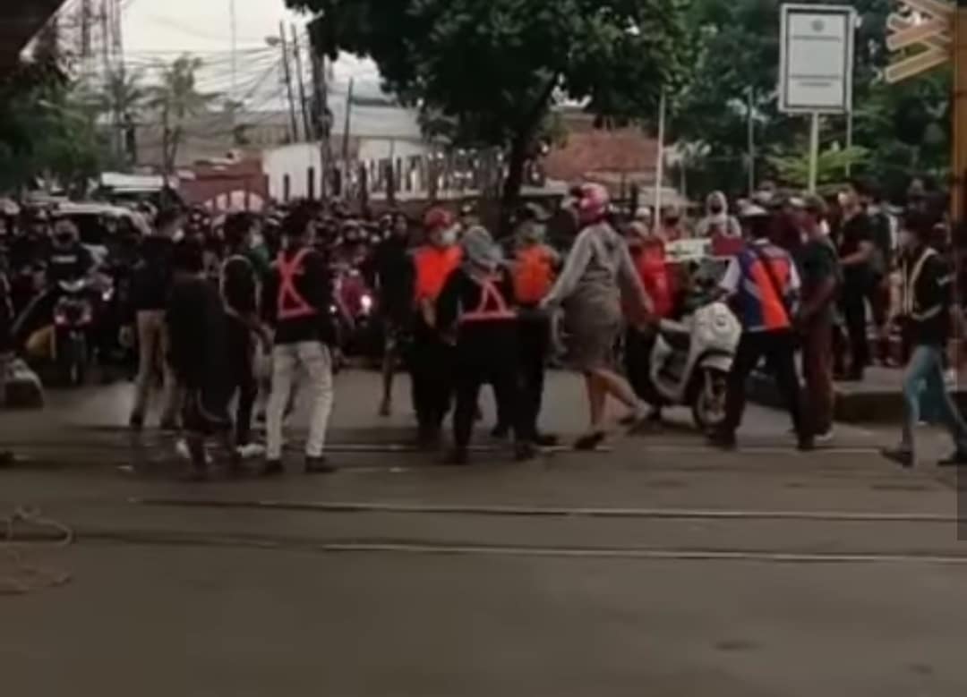 Gelut! Melanggar, Warga Malah Lawan Petugas dan Komunitas Edan Sepur di Palang Pintu Kereta Api