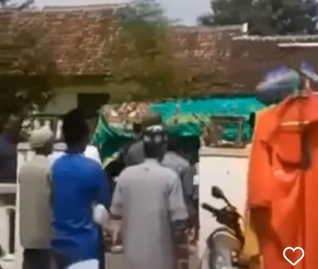 Viral Keranda Dibawa Lari Kencang ke Makam, Ternyata Berisi Jenazah Kades Kluwut