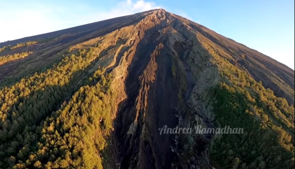 Cerita Andrea Ramadhan, Pilot Drone Cirebon Terbang ke Puncak Gunung Semeru Pasca Erupsi