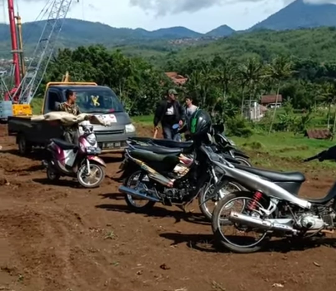 Penampakan Warga Gendong Pocong, Ternyata Jenazah yang Dipindahkan karena Tergusur Tol Cisumdawu