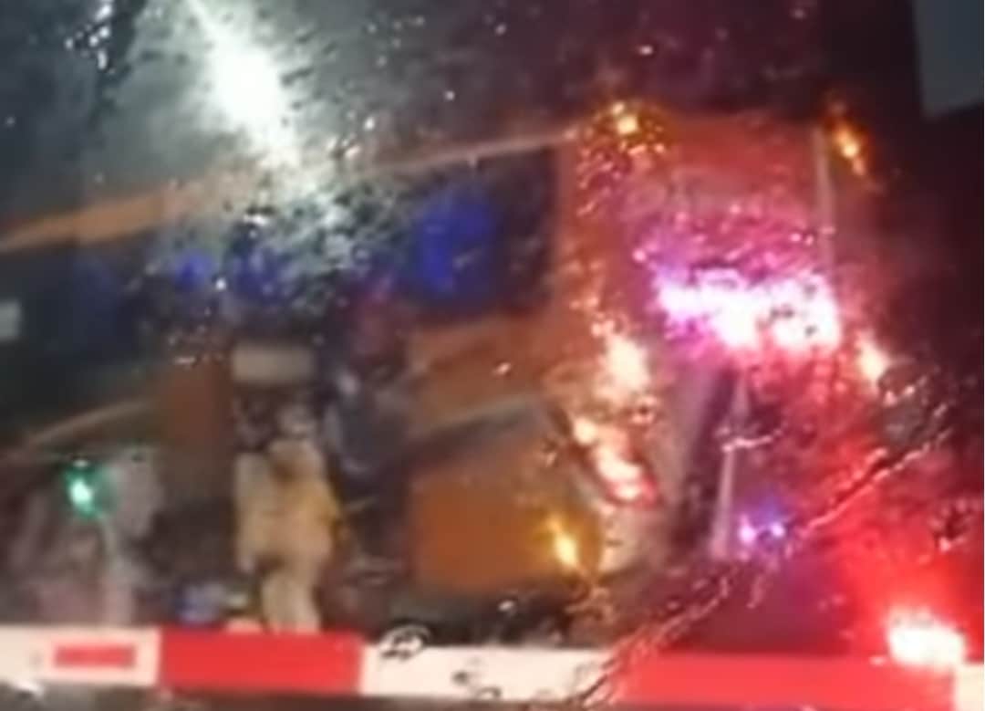 Bus Nyaris Tertabrak Kereta Api, Penumpang Berhamburan Keluar