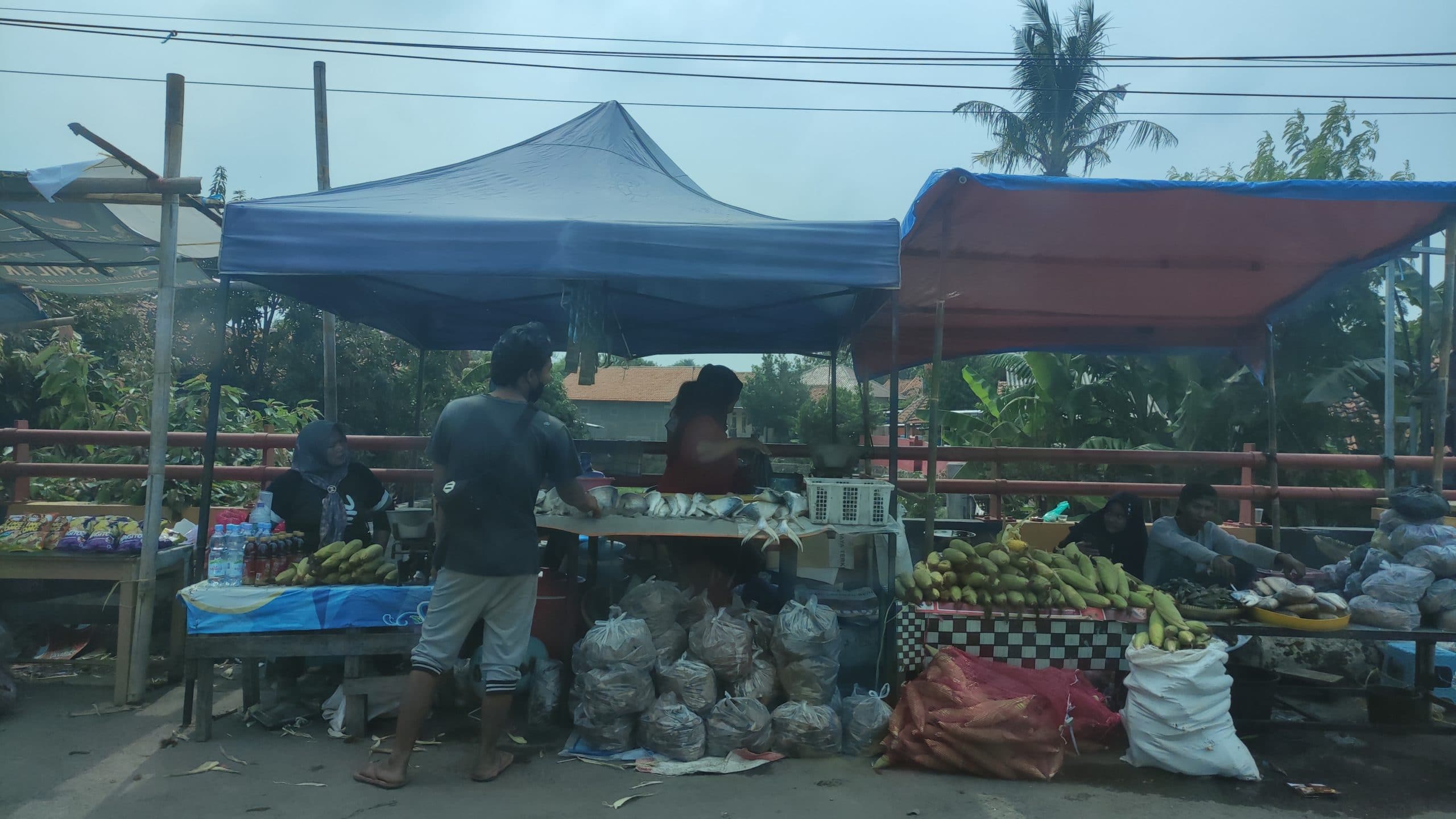 Pedagang Ikan dan Jagung Bakar di Gunungjati Mremaan Malam Tahun Baru