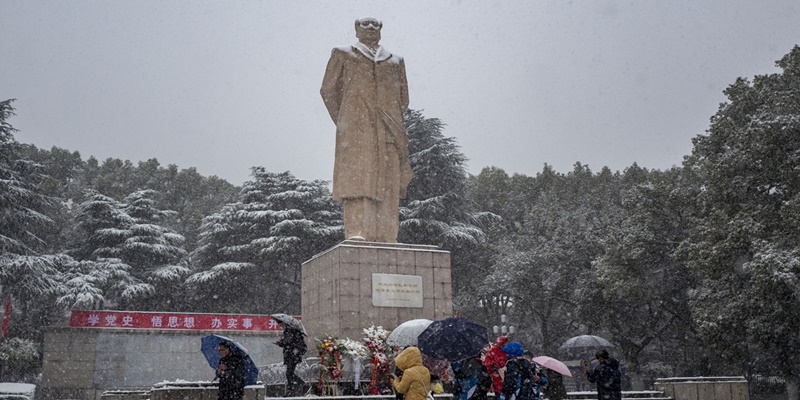 Diguyur Hujan Salju, Warga China Peringati 128 Tahun Kelahiran Ketua Mao Zedong