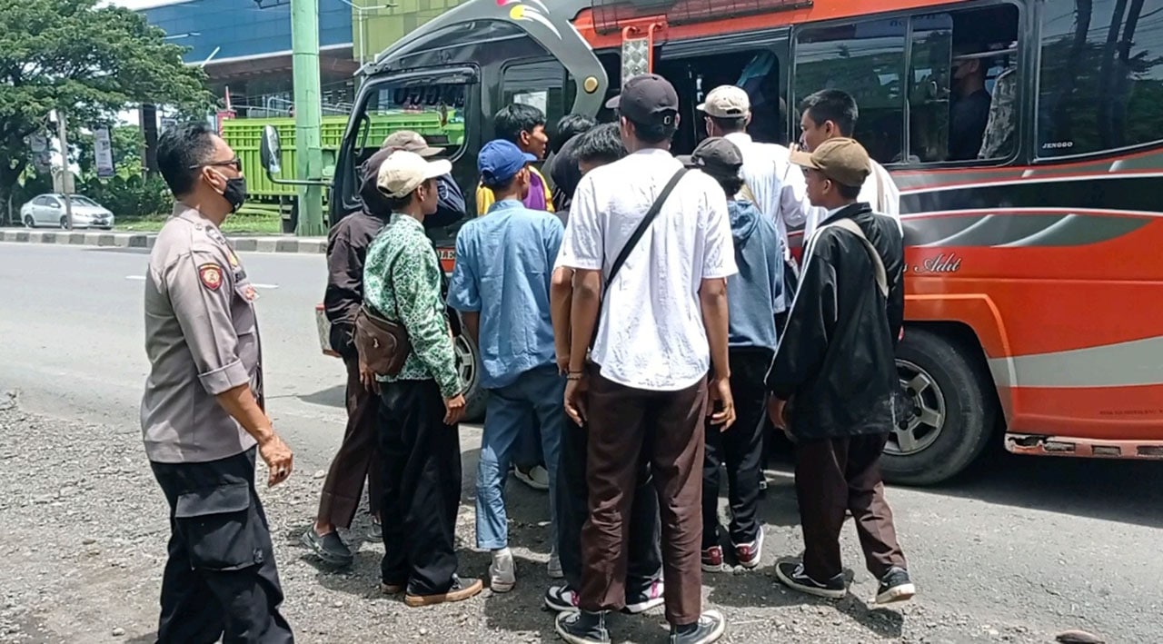 Bisa Memicu Tawuran, Puluhan Pelajar di Jl Brigjen Darsono Dibubarkan Polisi