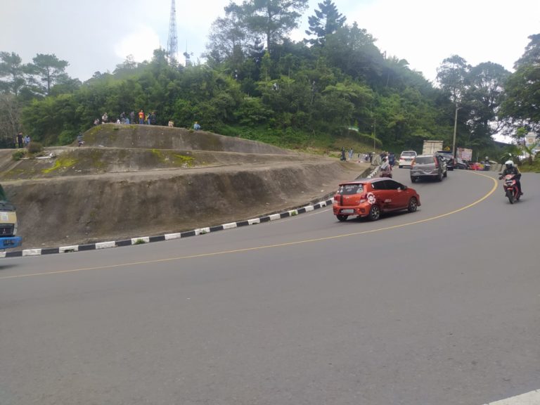 Bukit Puncak Ciloto Cianjur Jadi Tempat Selfie Pengunjung yang Melintas