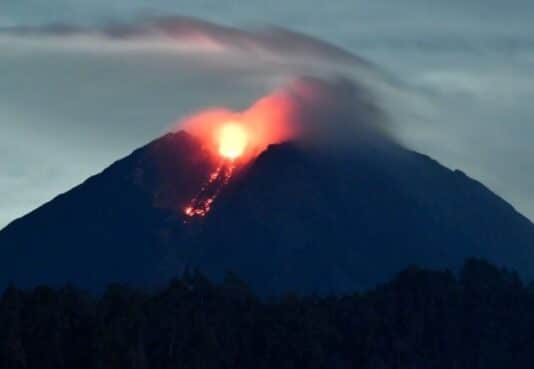 Pukul 21.00 WIB Tadi, Lava Pijar Gunung Semeru Keluar