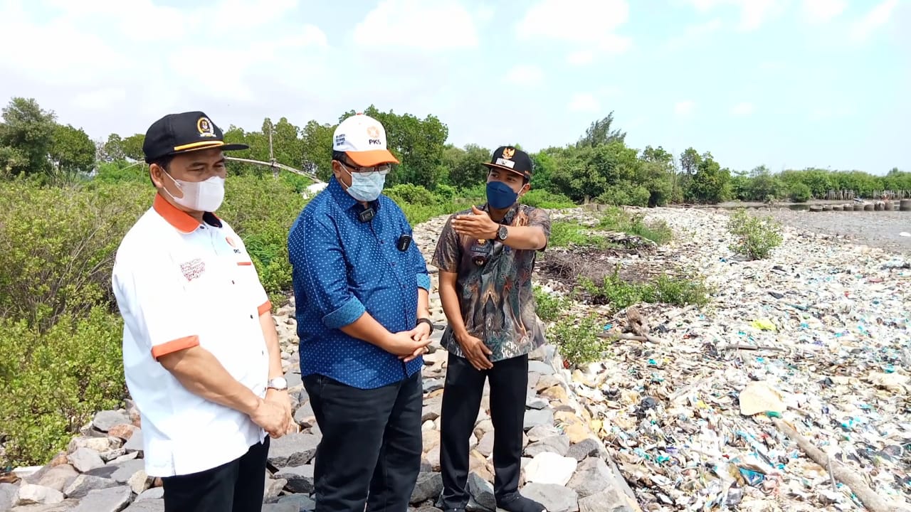 Soal Sampah di Pesisir Kota Cirebon, Dewan Provinsi Jawa Barat Minta Semua Pihak Turun Tangan