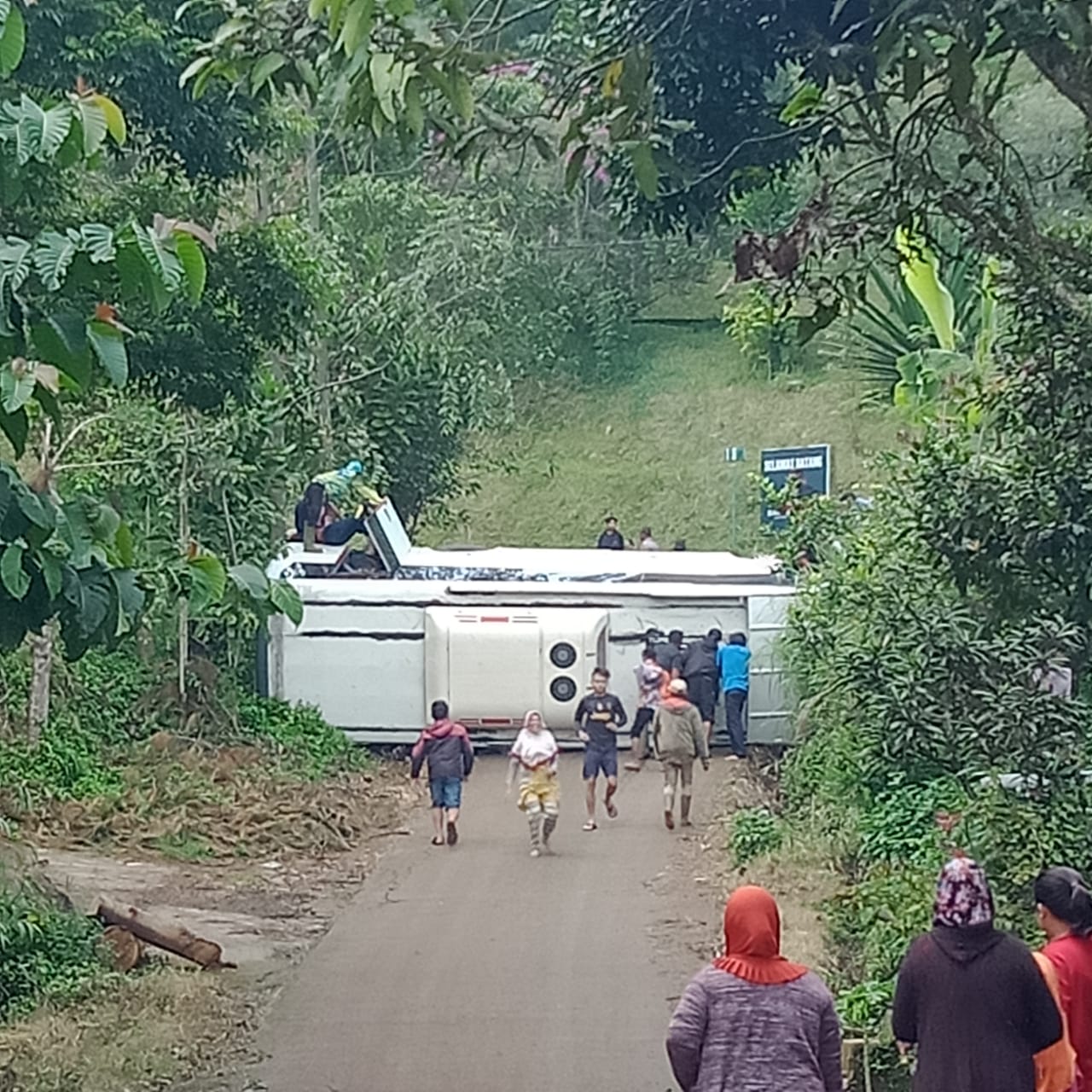 Bus Pariwisata Terguling di Ciwidey, 12 Orang Alami Luka Berat