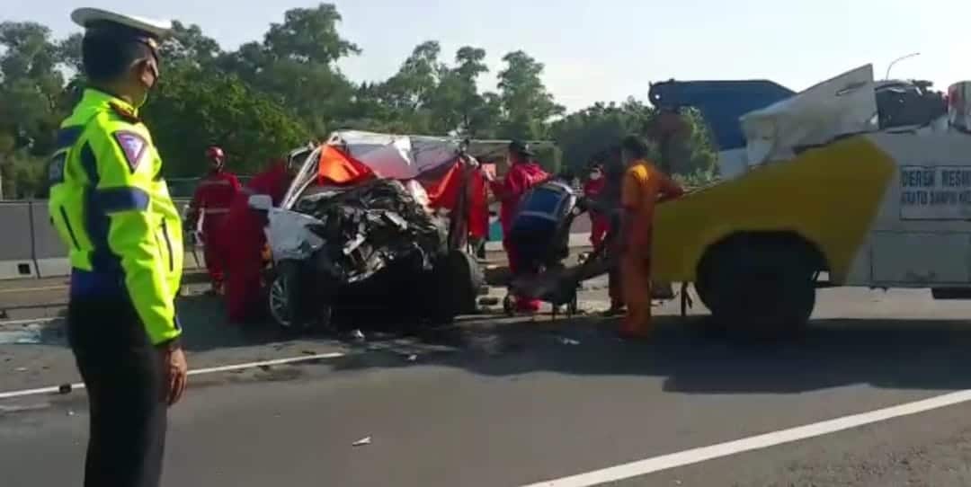 Minibus Kecelakaan di Tol Jakarta Cikampek, Dua Orang Tewas di Lokasi Kejadian