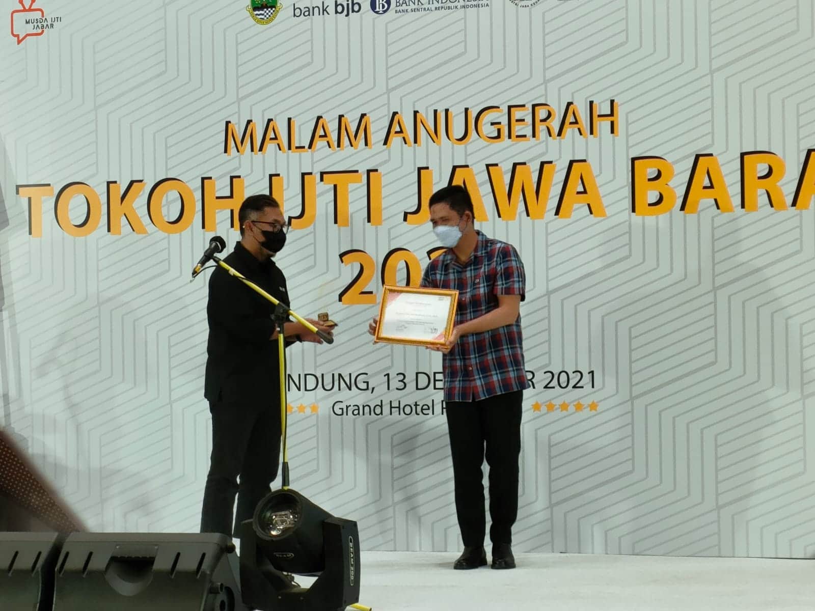 Berpartisipasi Aktif Mendukung Vaksinasi Covid-19, Kapolresta Cirebon Dapat Penghargaan dari IJTI Jawa Barat