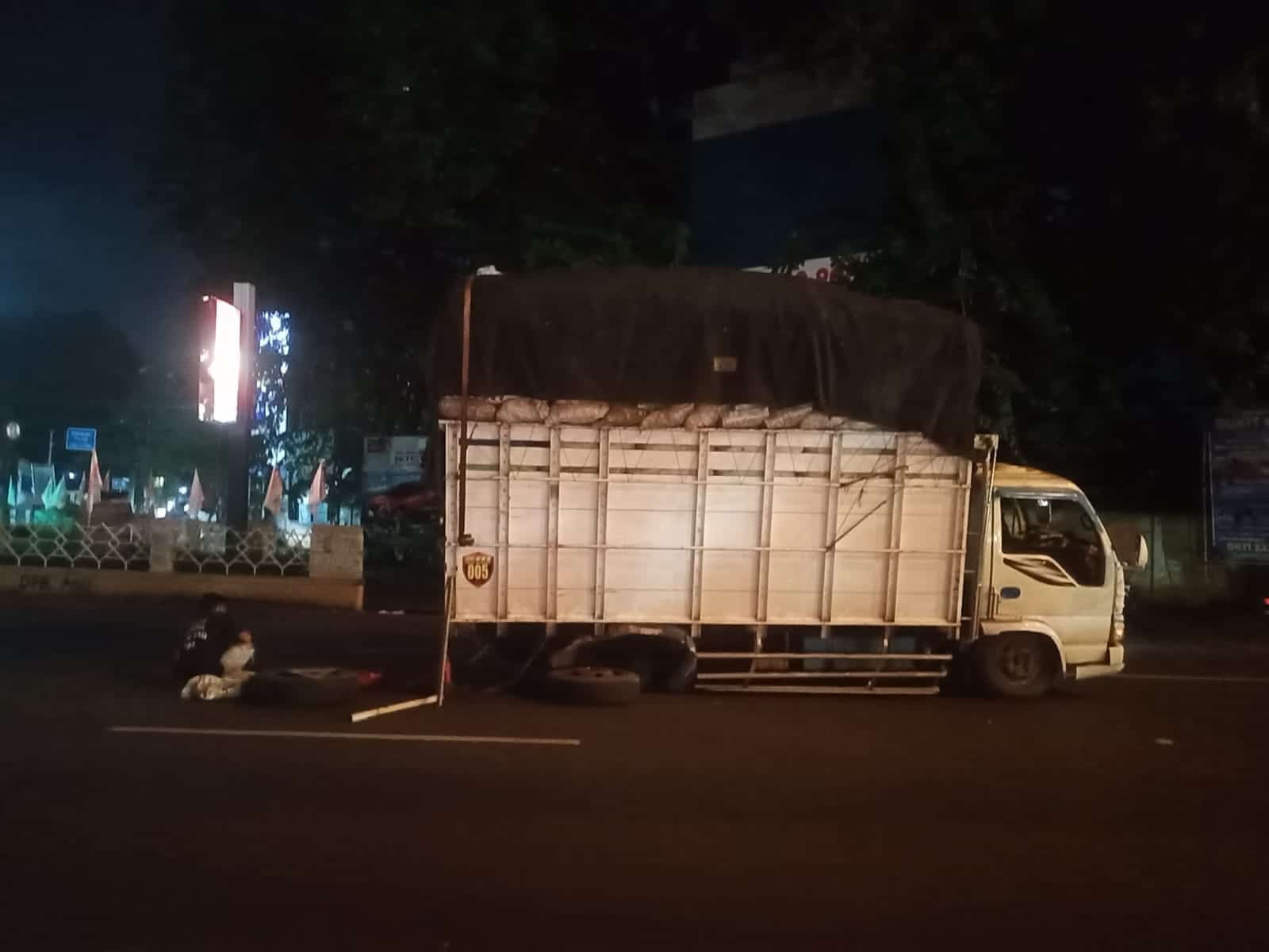 Gegara Overload, Truk Berplat G Alami Patah As Roda di Pantura Cirebon