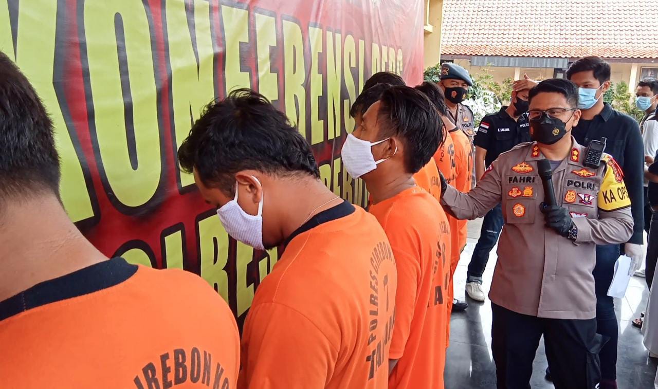 Beli di Surabaya, 2 Supir dan 2 Kernet Mobil Box Tertangkap Saat Konsumsi Sabu di Cirebon